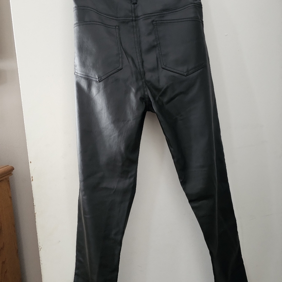 Trendy VENUS Black Vegan Leather Skinny Leg Pants/Jeans Sz 6 - Picture 2 of 5